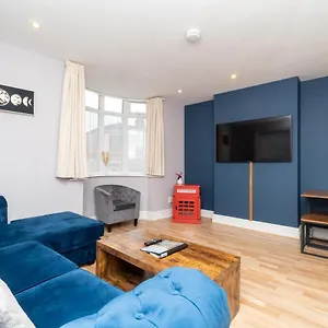 Spacious 2 Bed Southville Flat Near Harbourside Apartment Bristol