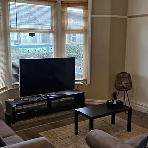 Large Three Bedroom With Roof Terrace Near Centre Apartment Cardiff